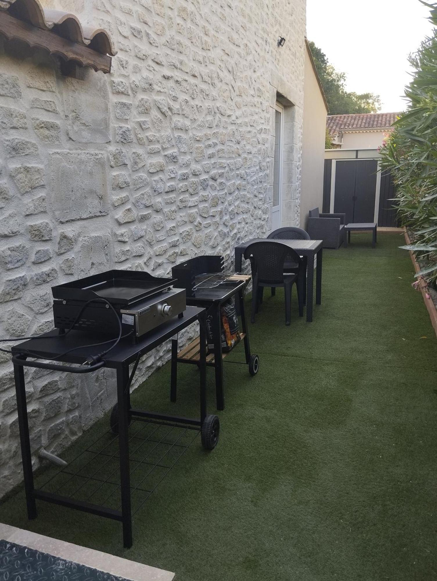 Apartament Bienvenue Au Pied Des Alpilles Saint-Étienne-du-Grès Zewnętrze zdjęcie