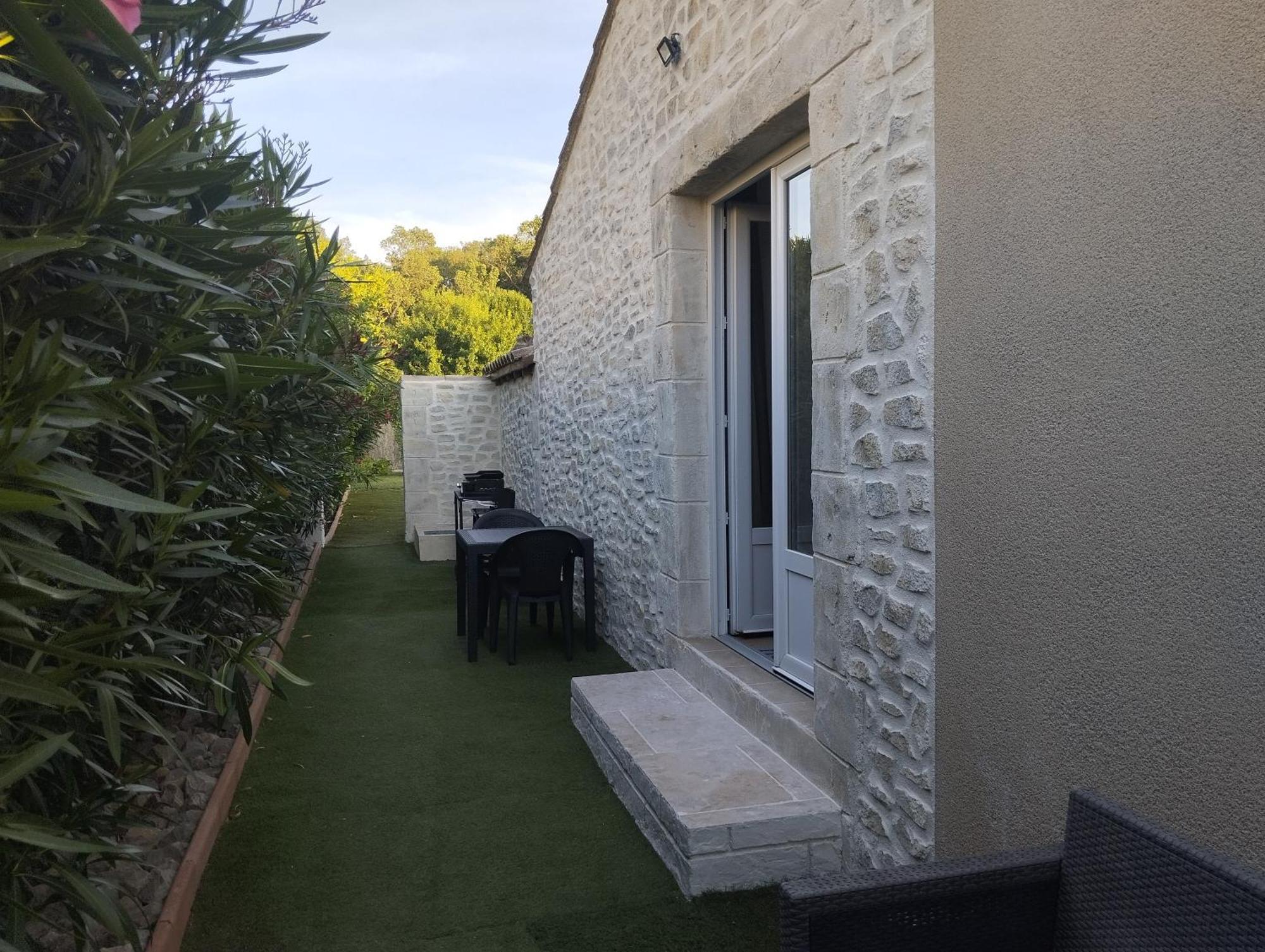 Apartament Bienvenue Au Pied Des Alpilles Saint-Étienne-du-Grès Zewnętrze zdjęcie